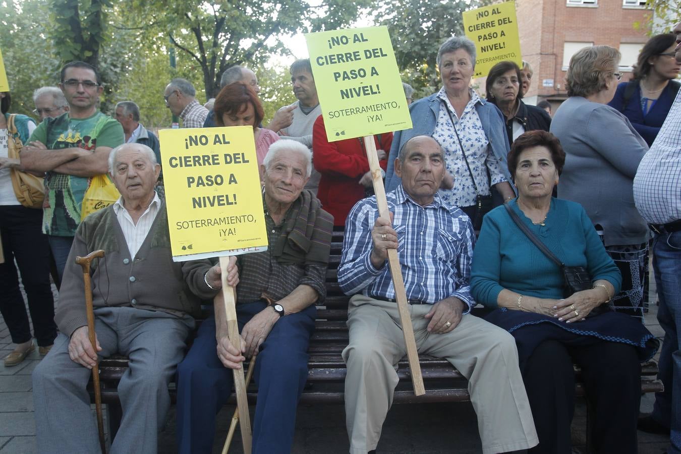 El alcalde de Valladolid, Óscar Puente, participa en una asamblea en la calle con vecinos de Pilarica