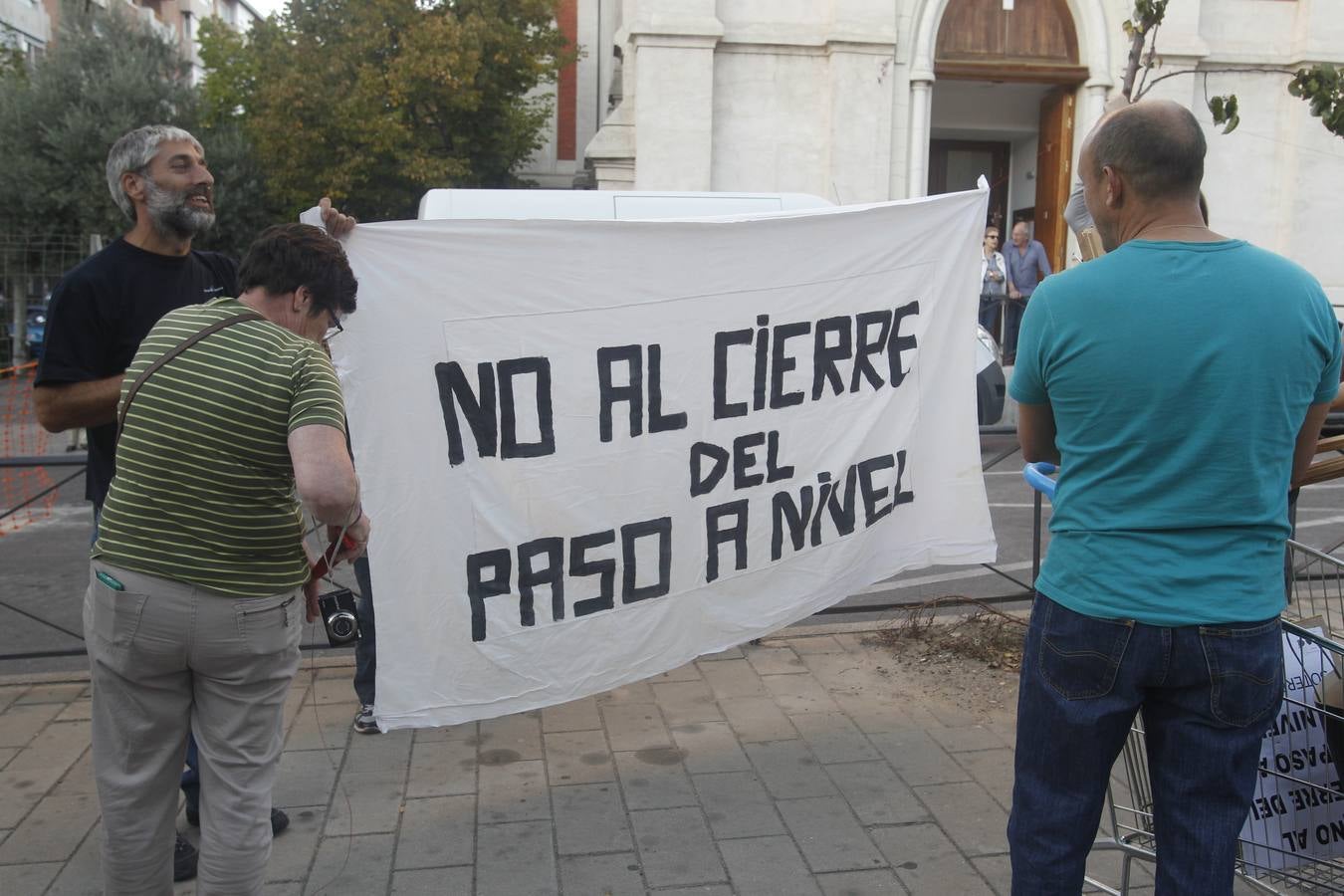 El alcalde de Valladolid, Óscar Puente, participa en una asamblea en la calle con vecinos de Pilarica