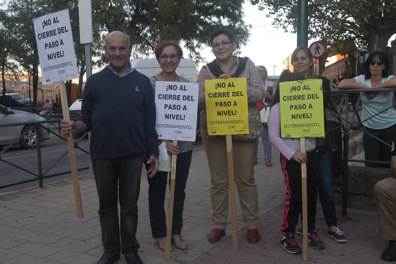 El alcalde de Valladolid, Óscar Puente, participa en una asamblea en la calle con vecinos de Pilarica