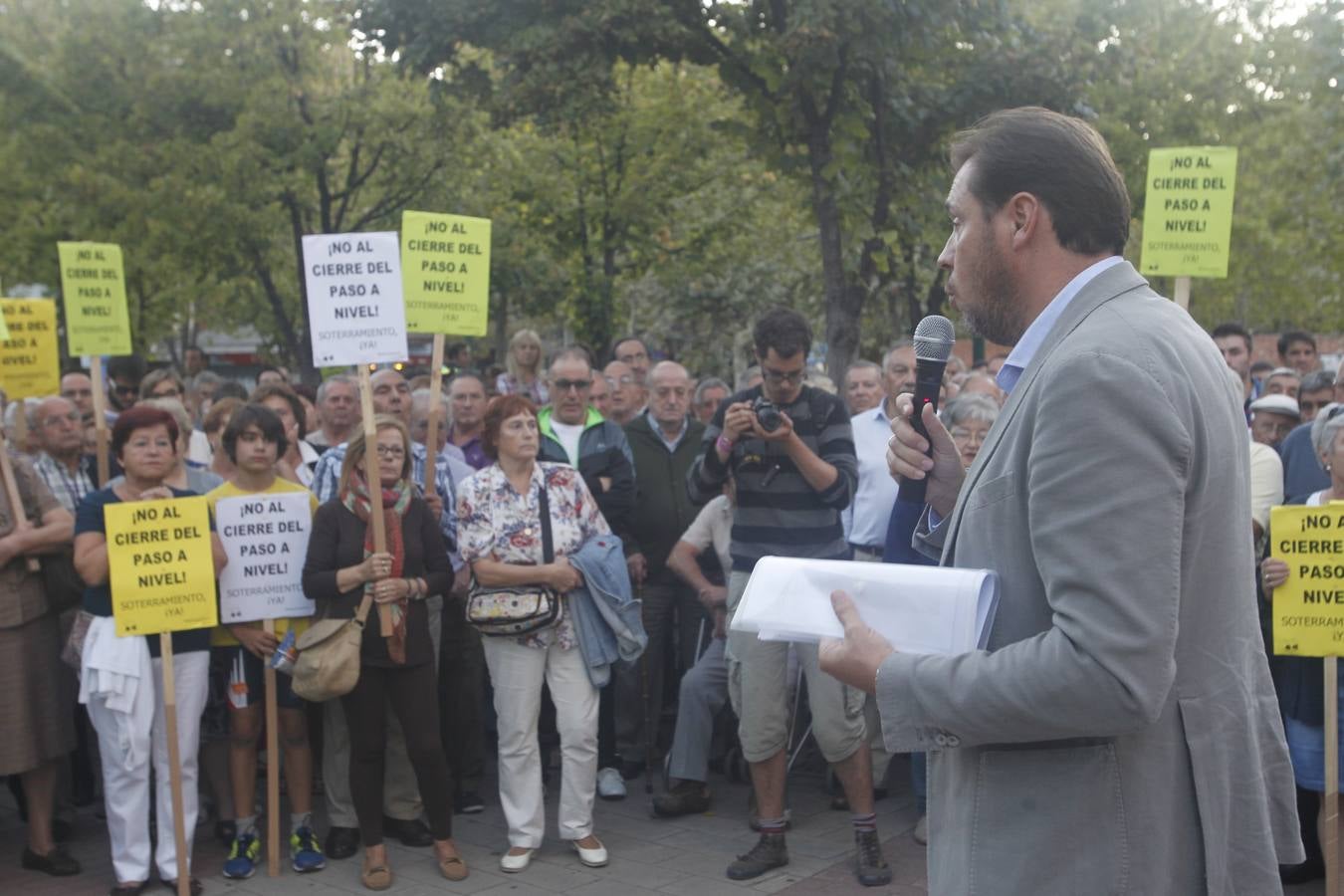 El alcalde de Valladolid, Óscar Puente, participa en una asamblea en la calle con vecinos de Pilarica