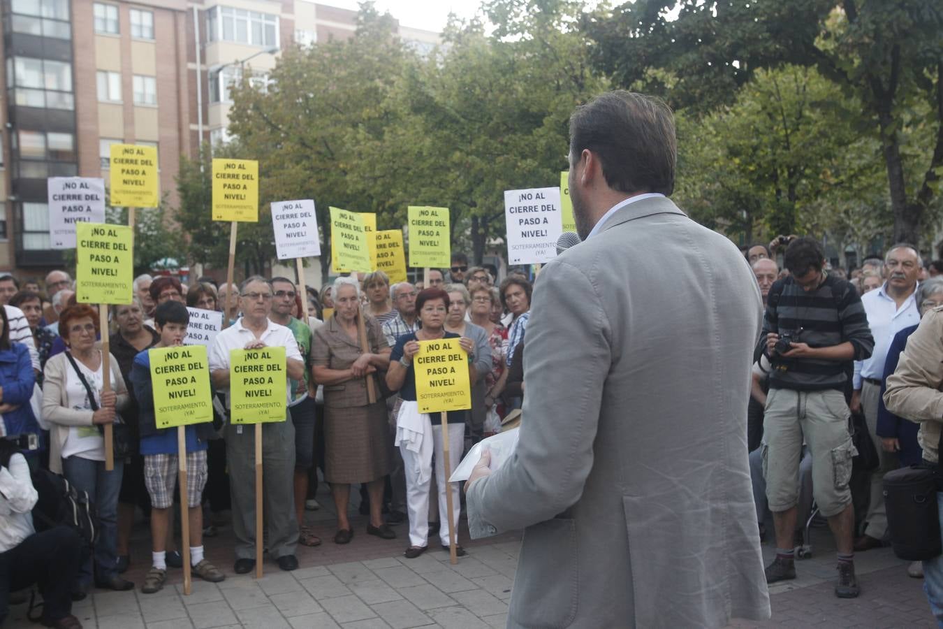 El alcalde de Valladolid, Óscar Puente, participa en una asamblea en la calle con vecinos de Pilarica