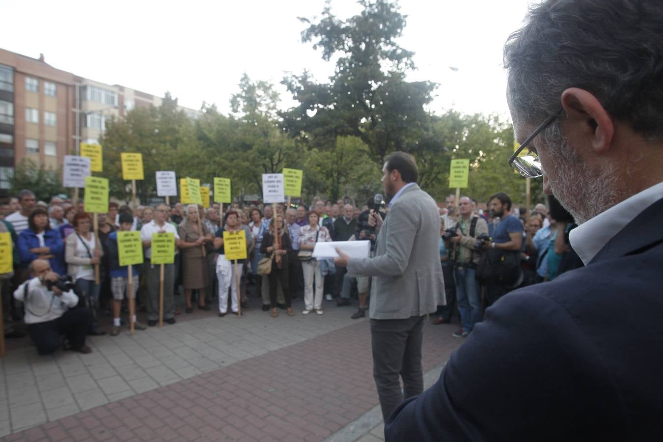 El alcalde de Valladolid, Óscar Puente, participa en una asamblea en la calle con vecinos de Pilarica