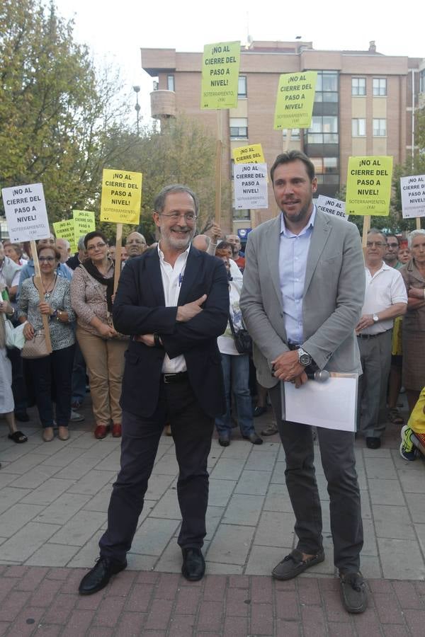 El alcalde de Valladolid, Óscar Puente, participa en una asamblea en la calle con vecinos de Pilarica