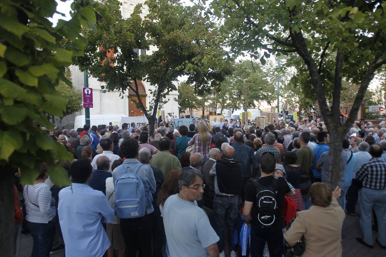 El alcalde de Valladolid, Óscar Puente, participa en una asamblea en la calle con vecinos de Pilarica