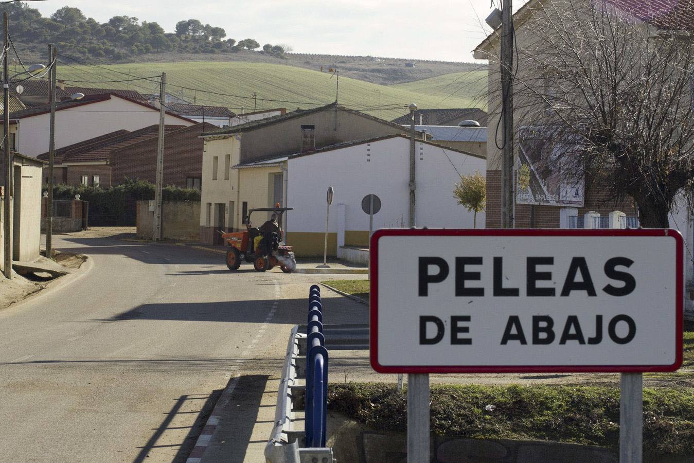 Peleas de Abajo. Zamora. El principal punto de interés es la iglesia parroquial de Nuestra Señora de la Asunción, de origen románico aunque rematada entre los siglos XVI y XVII, salvo la torre, que es de construcción moderna y que recientemente ha sido forrada de piedra.