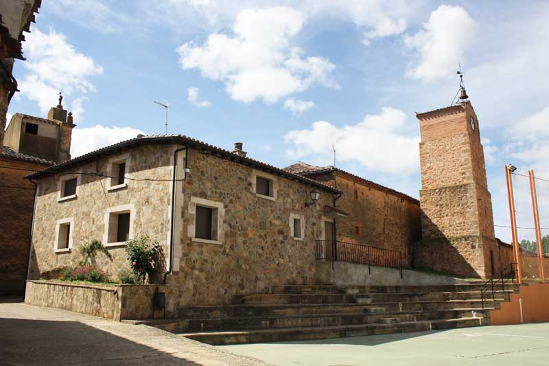 Los Rábanos. Soria. Aguas abajo del Duero, a pocos kilómetros de Soria, tras discurrir por nuestros particulares "arribes", nos topamos con Los Rábanos, la huerta de la capital. Un camino turístico, recientemente habilitado desde Soria hasta esta pequeña localidad, nos hará disfrutar de la primera puesta de largo del Duero como río grande.