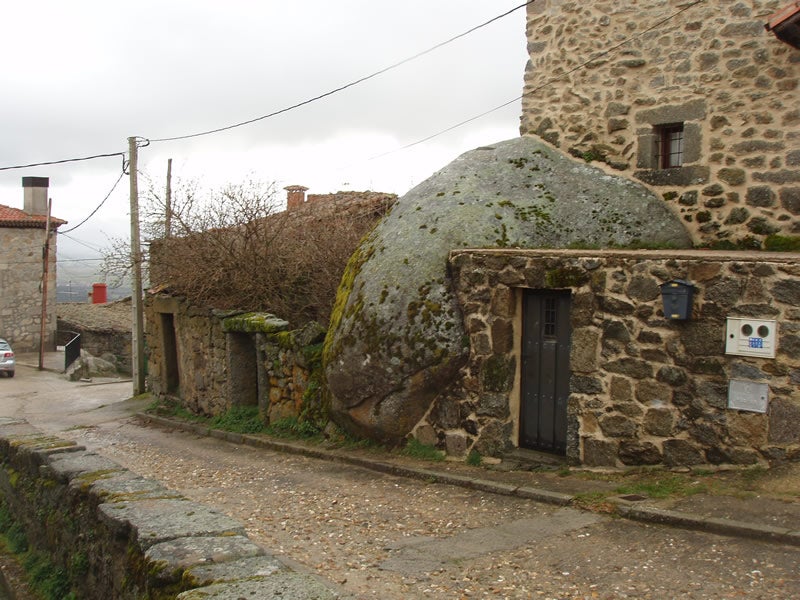 El Mirón. Ávila. Situado al oeste de la provincia, en un promontorio que domina por el sur el valle del Corneja y se abre por el norte hacia las tierras llanas de Salamanca. Dista 77 km de Ávila.