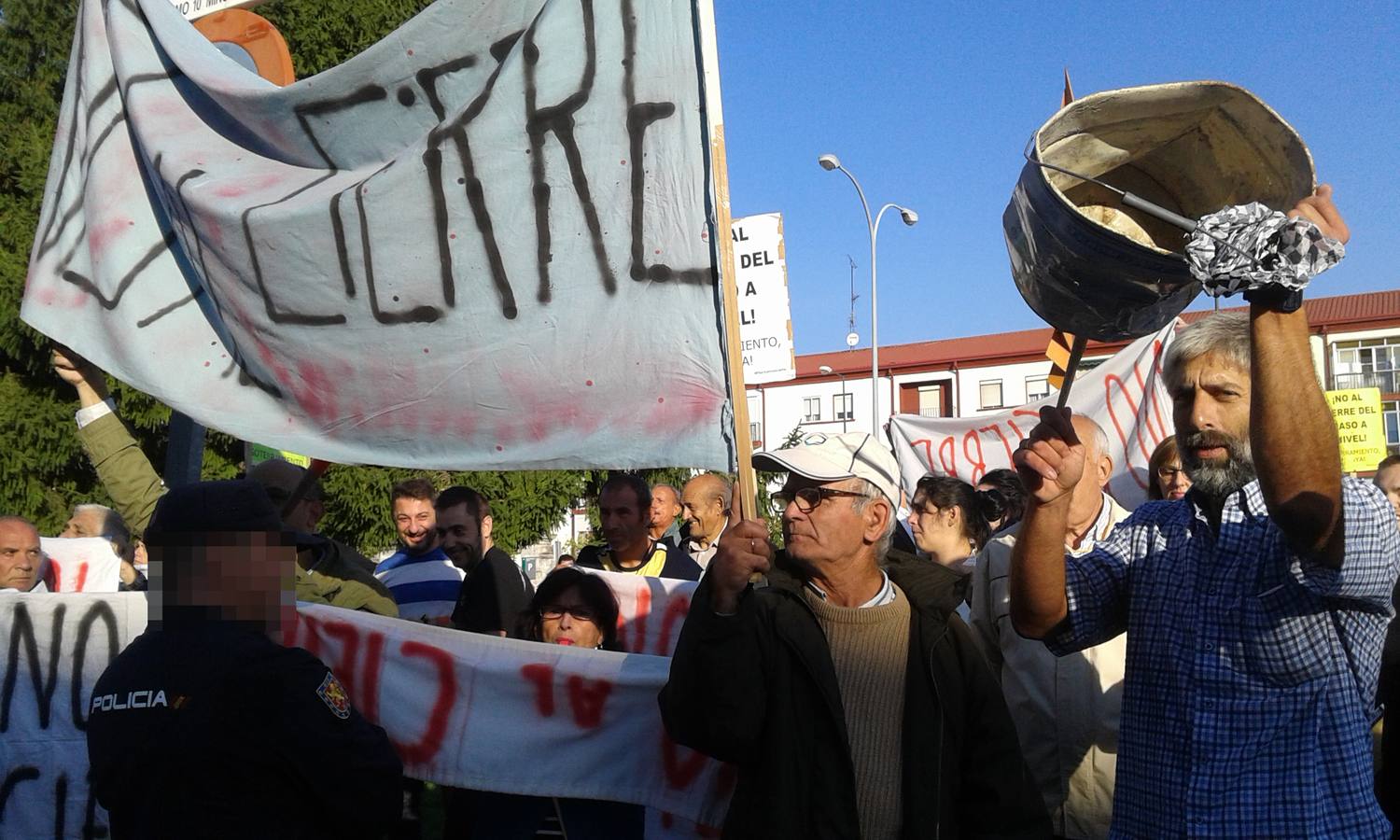 Los vecinos de Pilarica esperan a Rajoy en la estación de trenes de Valladolid