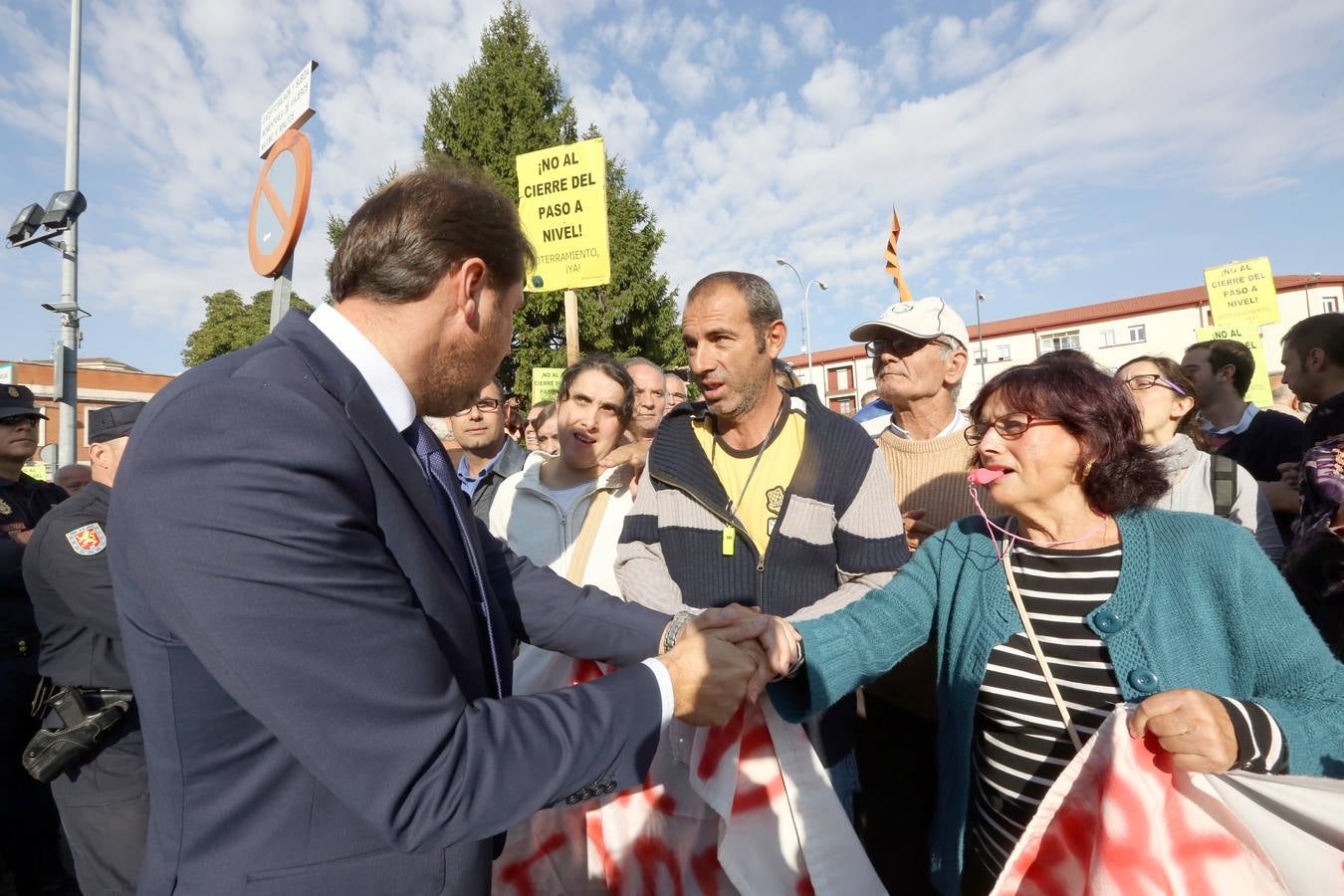 Los vecinos de Pilarica esperan a Rajoy en la estación de trenes de Valladolid