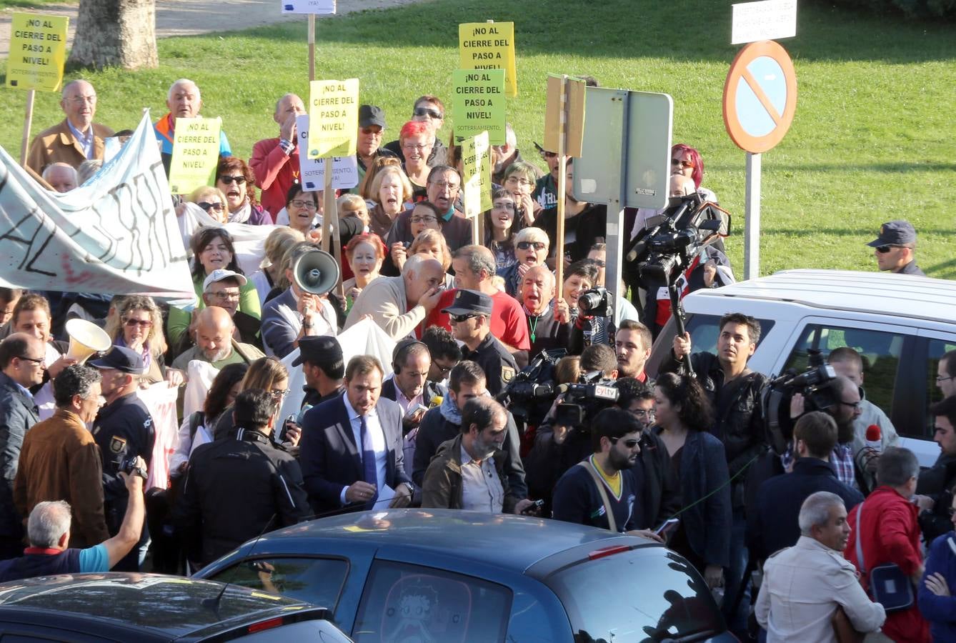 Los vecinos de Pilarica esperan a Rajoy en la estación de trenes de Valladolid