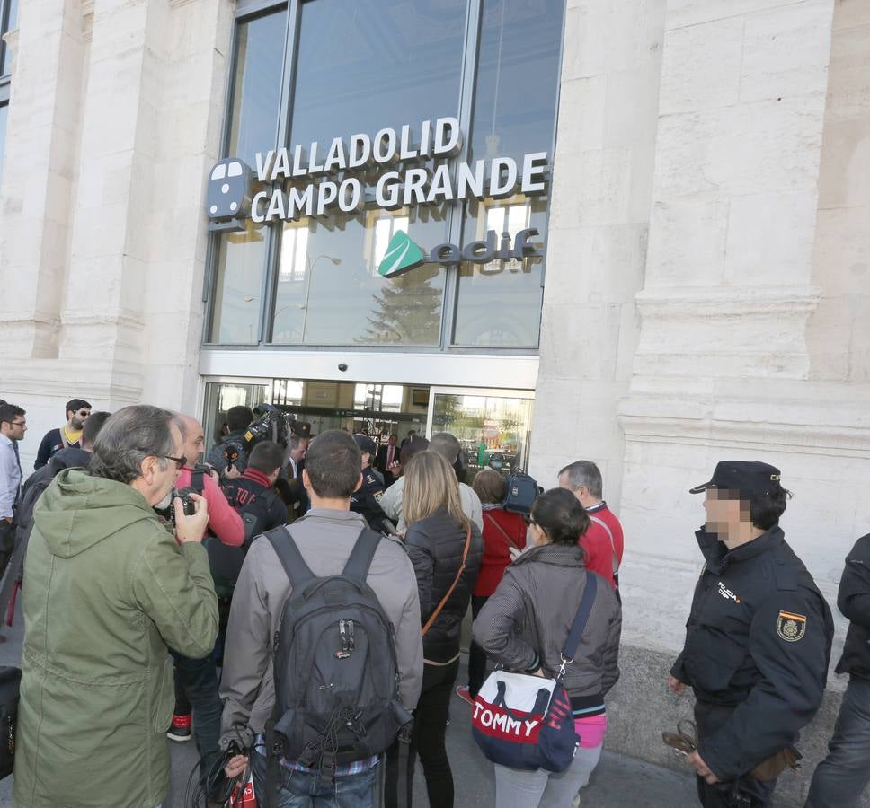 Los vecinos de Pilarica esperan a Rajoy en la estación de trenes de Valladolid