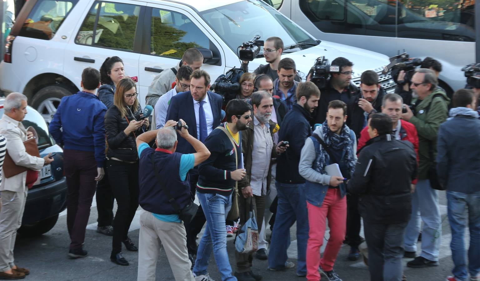 Los vecinos de Pilarica esperan a Rajoy en la estación de trenes de Valladolid