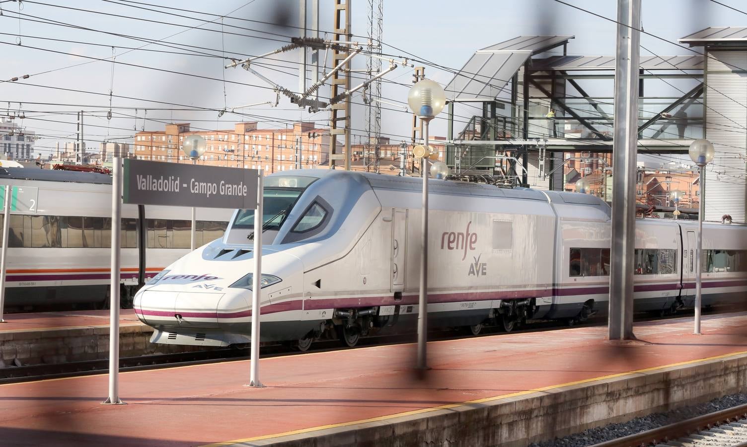 Los vecinos de Pilarica esperan a Rajoy en la estación de trenes de Valladolid