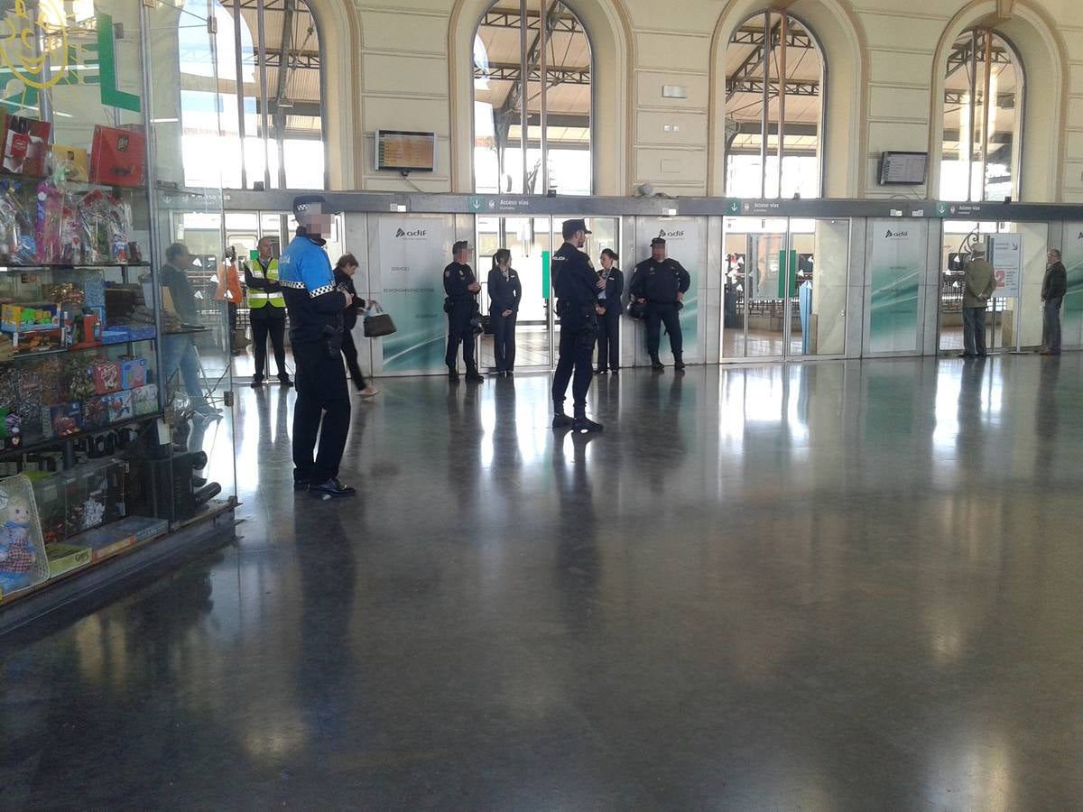 Los vecinos de Pilarica esperan a Rajoy en la estación de trenes de Valladolid