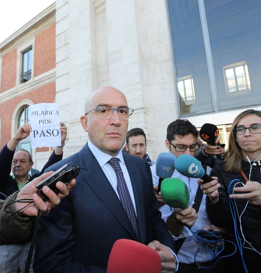 Los vecinos de Pilarica esperan a Rajoy en la estación de trenes de Valladolid