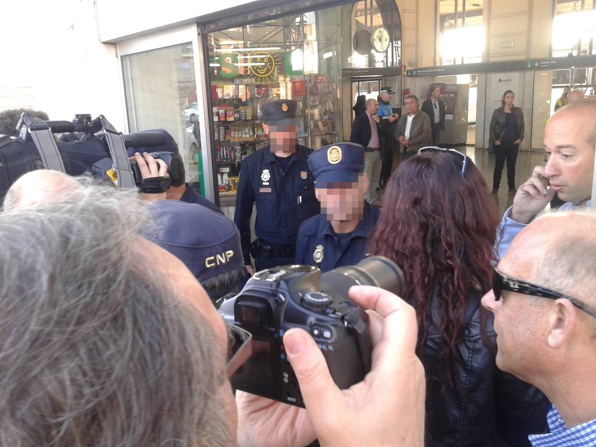 Los vecinos de Pilarica esperan a Rajoy en la estación de trenes de Valladolid