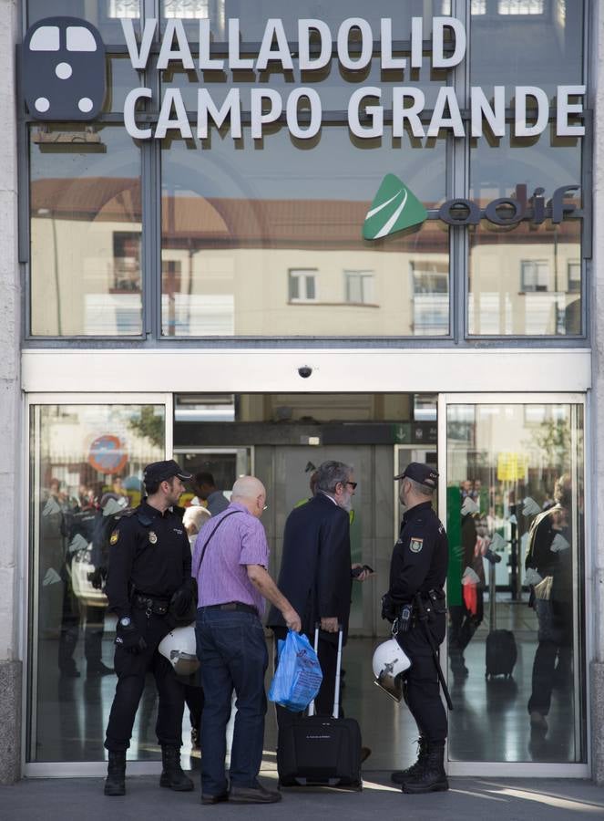 Los vecinos de Pilarica esperan a Rajoy en la estación de trenes de Valladolid