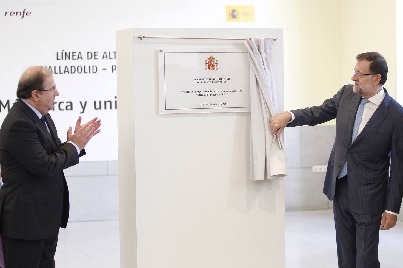Mariano Rajoy muestra la placa conmemorativa de la inauguración ante el aplauso de Juan Vicente Herrera.