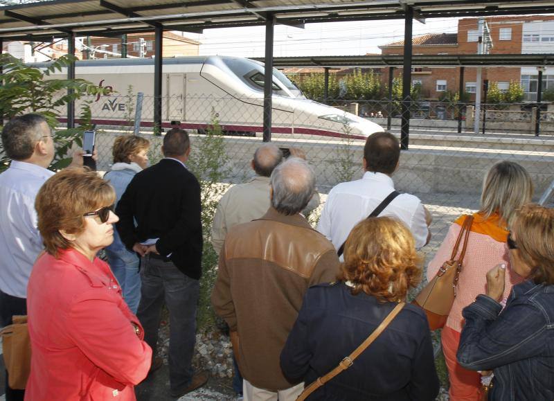 Los vecinos observan la llegada del primer tren de Alta Velocidad a Palencia.