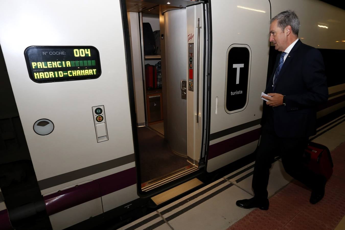 Primer viaje comercial del Ave León-Madrid