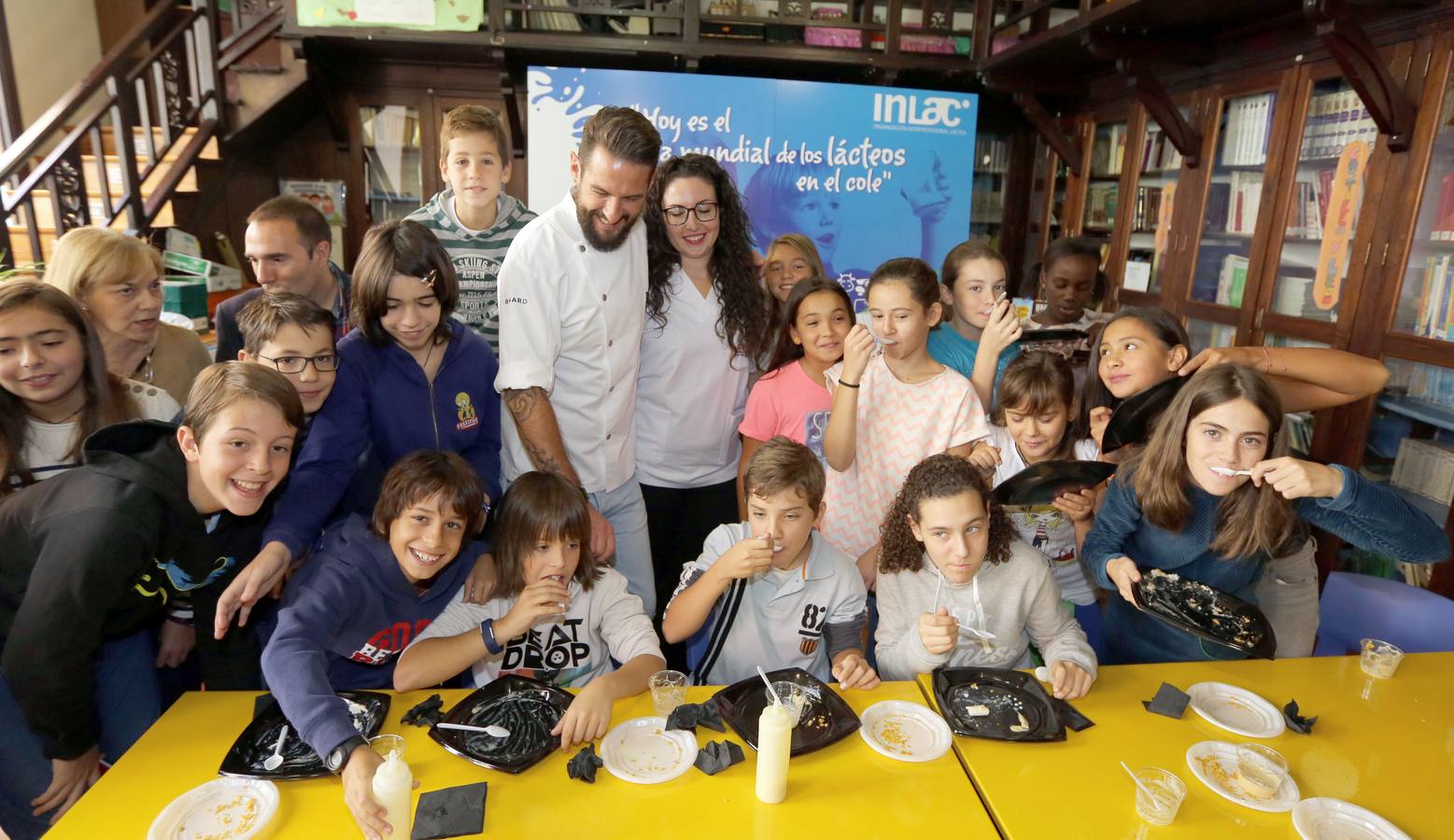 El chef Javier García Peña prepara el desayuno para los alumnos del colegio Antonio García Quintana de Valladolid