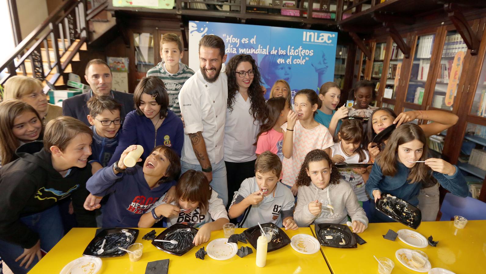 El chef Javier García Peña prepara el desayuno para los alumnos del colegio Antonio García Quintana de Valladolid