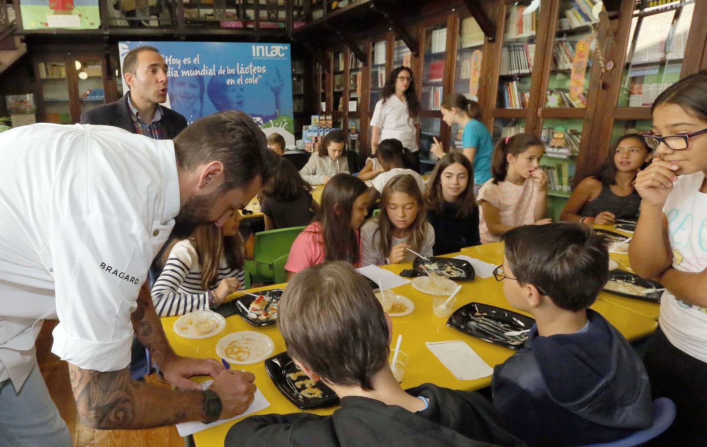 El chef Javier García Peña prepara el desayuno para los alumnos del colegio Antonio García Quintana de Valladolid