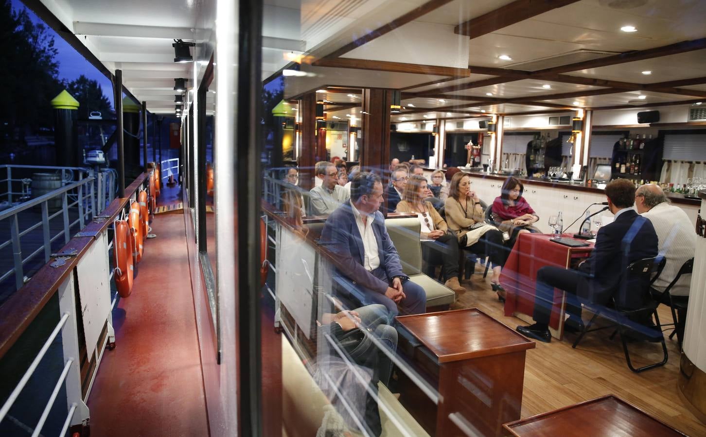 José María Muñoz Quirós ofrece un recital en el Aula de Cultura a bordo del barco &#039;La Leyenda del Pisuerga&#039;