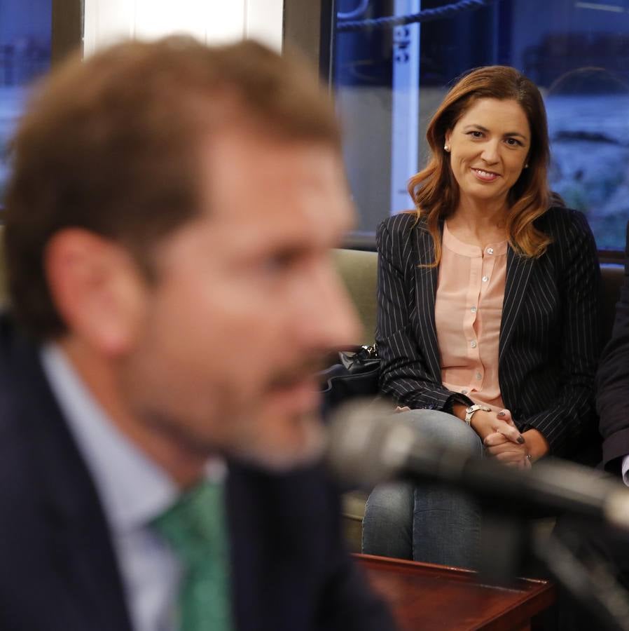 José María Muñoz Quirós ofrece un recital en el Aula de Cultura a bordo del barco &#039;La Leyenda del Pisuerga&#039;