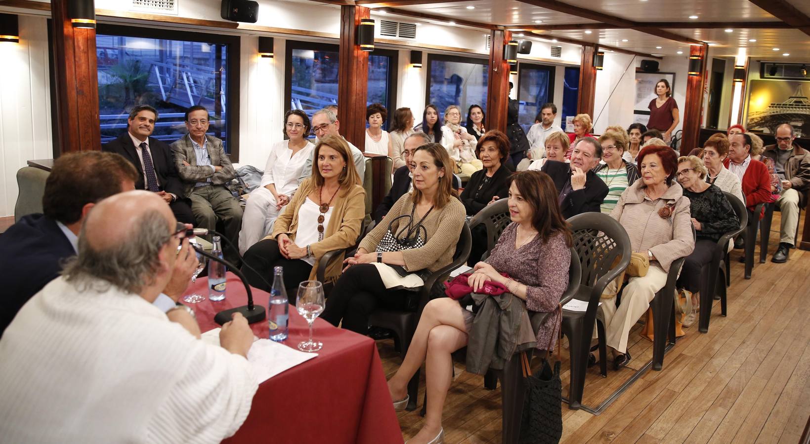 José María Muñoz Quirós ofrece un recital en el Aula de Cultura a bordo del barco &#039;La Leyenda del Pisuerga&#039;