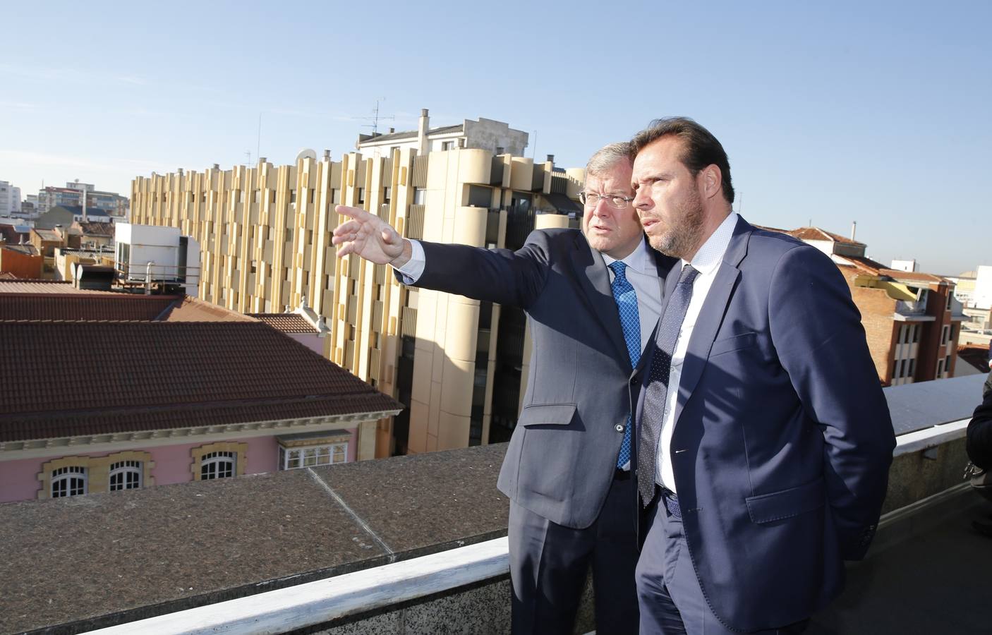 El alcalde de Valladolid, Óscar Puente, visita León (1/2)