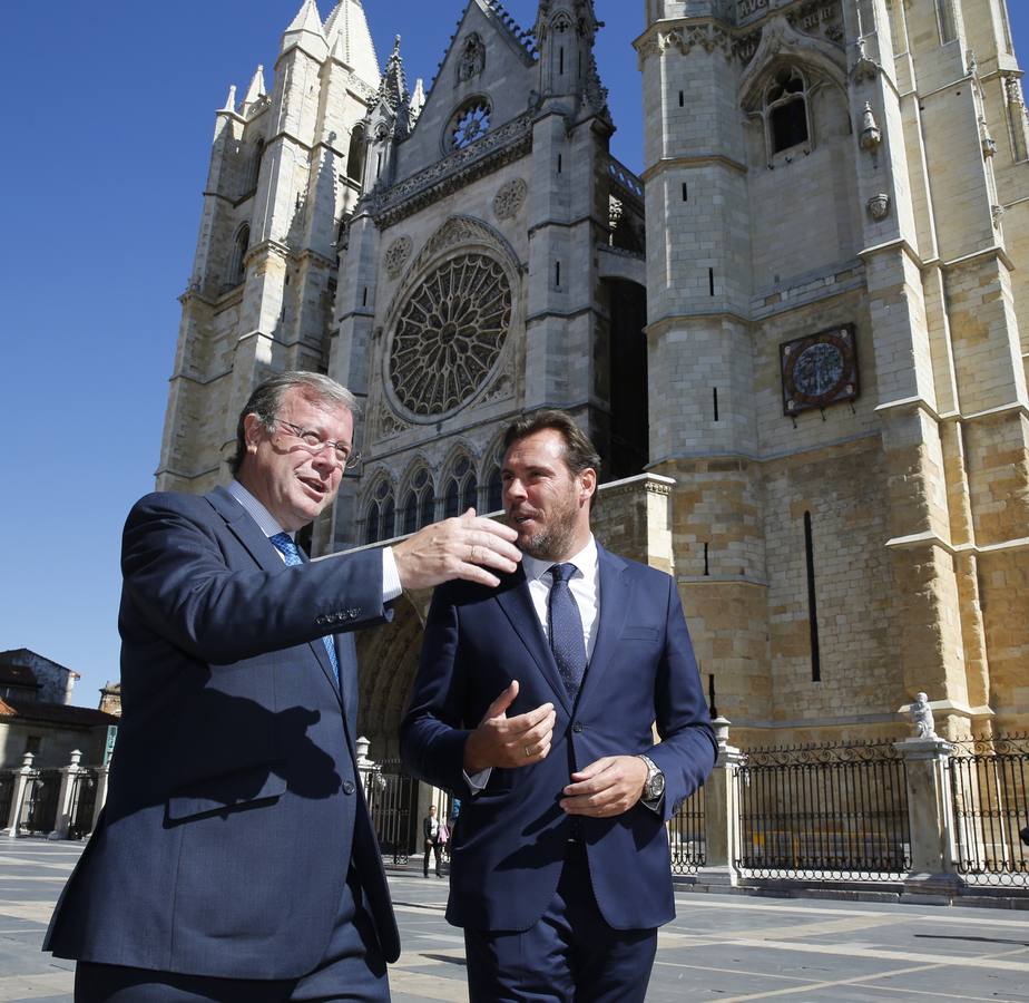 El alcalde de Valladolid, Óscar Puente, visita León (1/2)