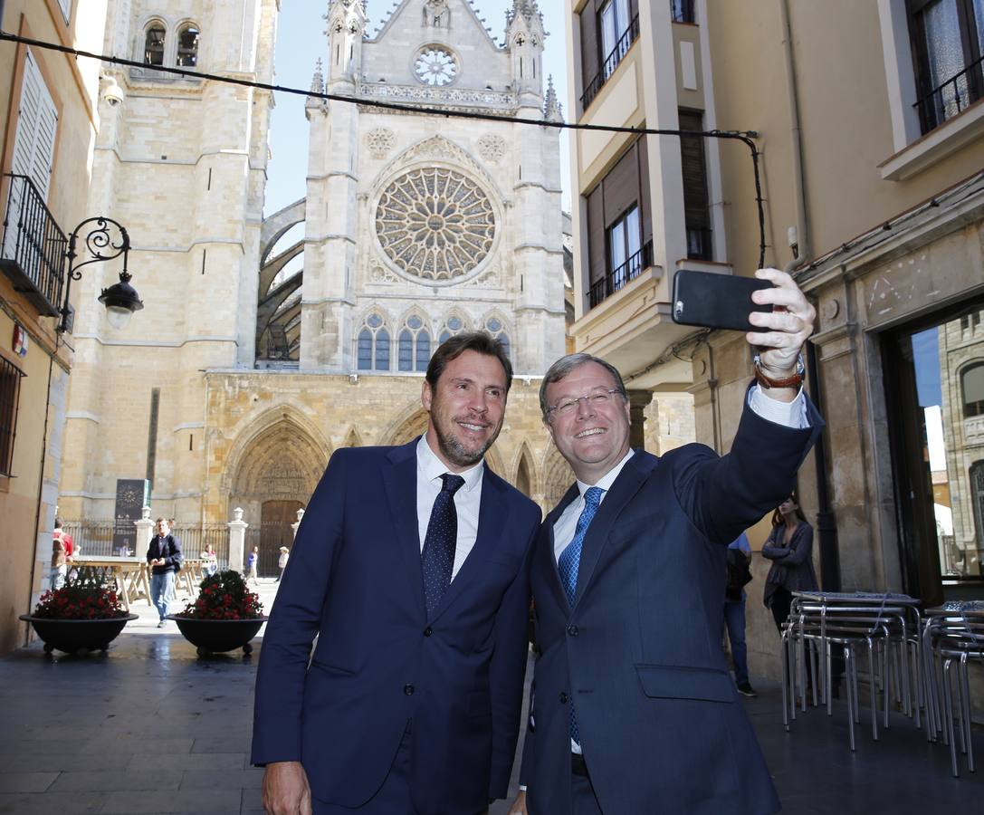 El alcalde de Valladolid, Óscar Puente, visita León (1/2)