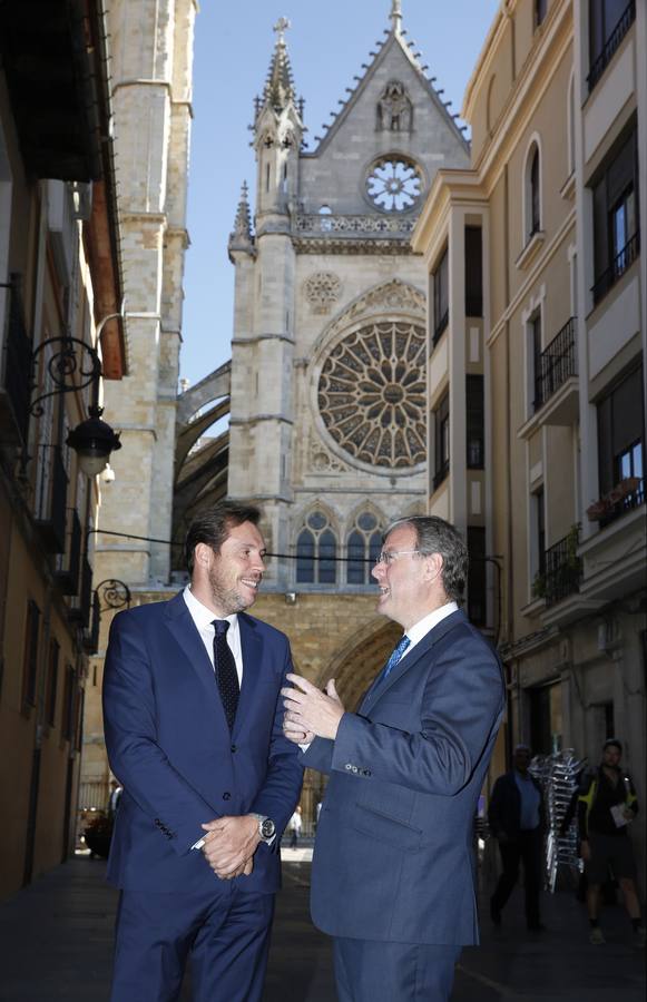 El alcalde de Valladolid, Óscar Puente, visita León (1/2)