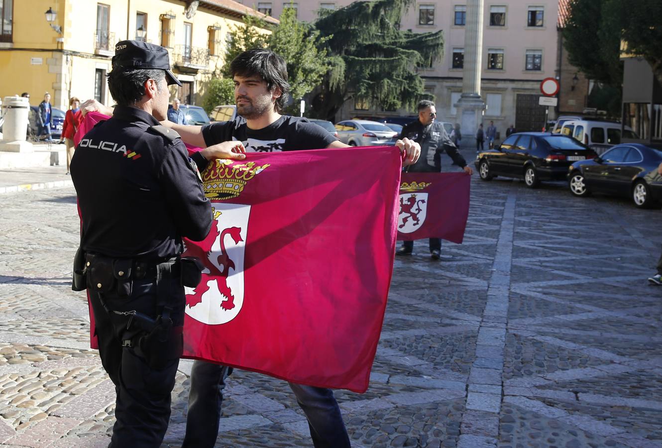 El alcalde de Valladolid, Óscar Puente, visita León (1/2)