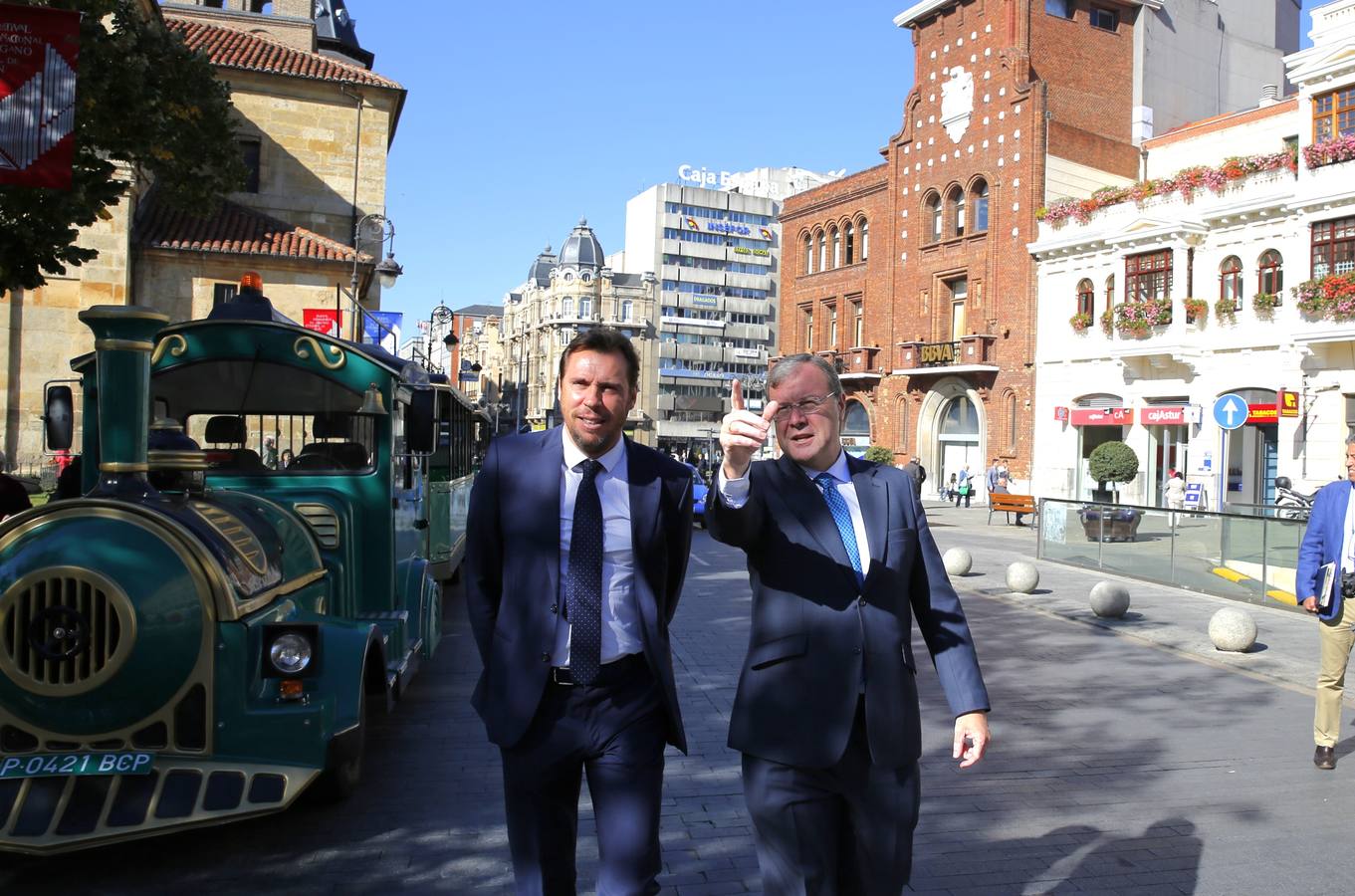 El alcalde de Valladolid, Óscar Puente, visita León (1/2)