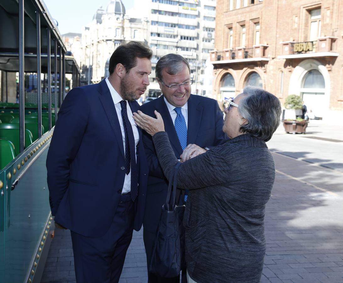 El alcalde de Valladolid, Óscar Puente, visita León (1/2)