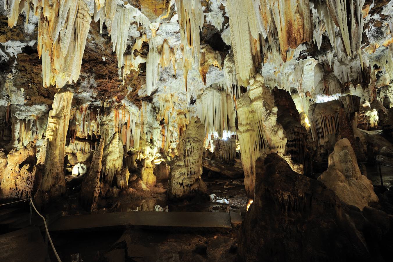 Cuevas del Águila. Arenas de San Pedro (Ávila). Están situadas al sur de la provincia de Ávila, en pleno Valle del Tiétar. Fruto de la casualidad, las cuevas se descubrieron en 1963 y, después de numerosos trabajos de acondicionamiento, las cavidades se abrieron al público un año después. La Gran Sala de la Caverna atesora formaciones caprichosas: columnas, estalactitas, gours y numerosas capas de arcilla que cubren las galerías siguientes.