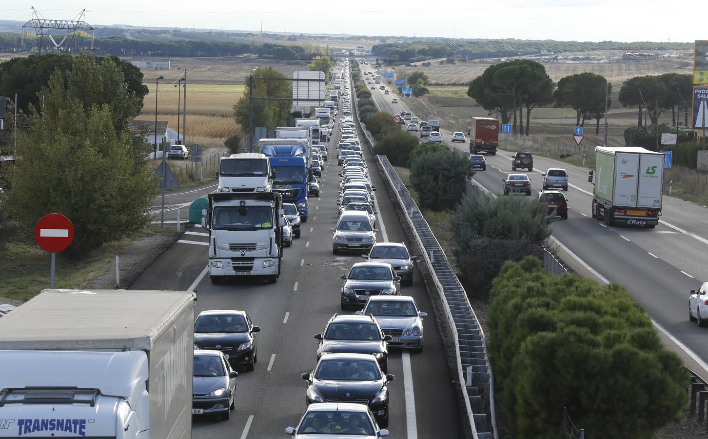 Un accidente provoca retenciones de tráfico en la A-62 en el retorno del puente del Pilar