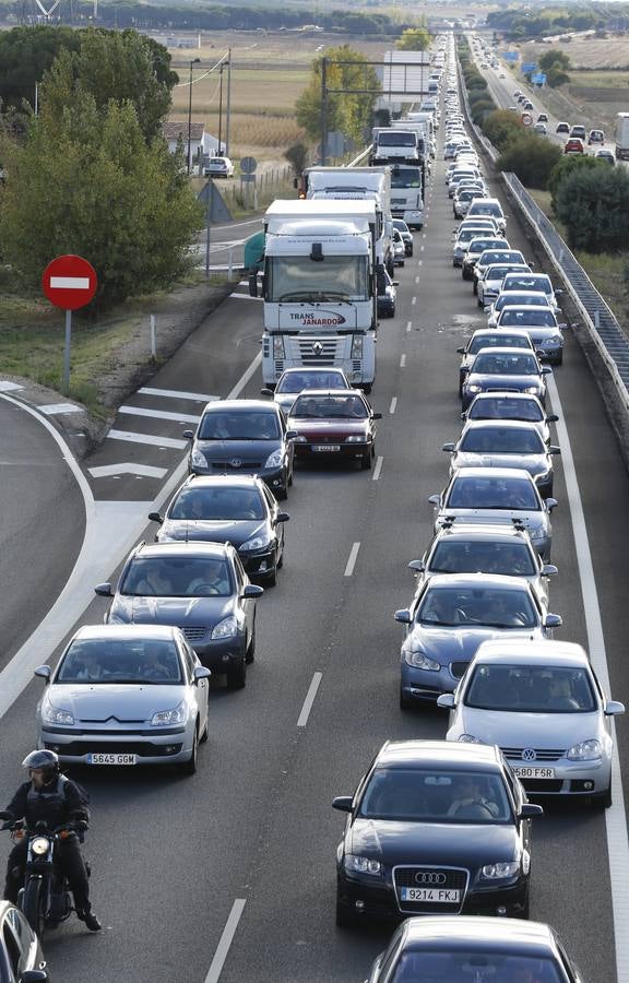 Un accidente provoca retenciones de tráfico en la A-62 en el retorno del puente del Pilar