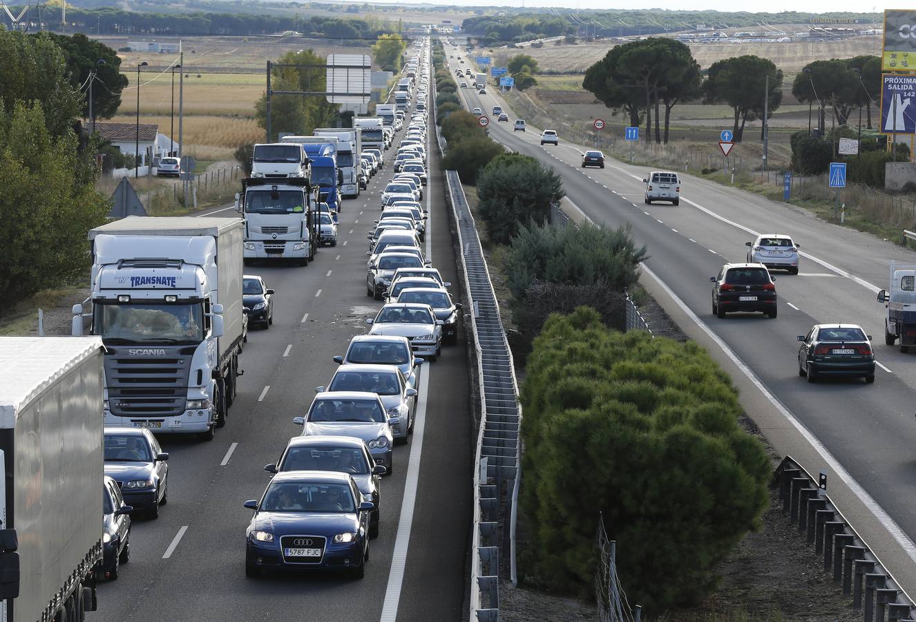 Un accidente provoca retenciones de tráfico en la A-62 en el retorno del puente del Pilar
