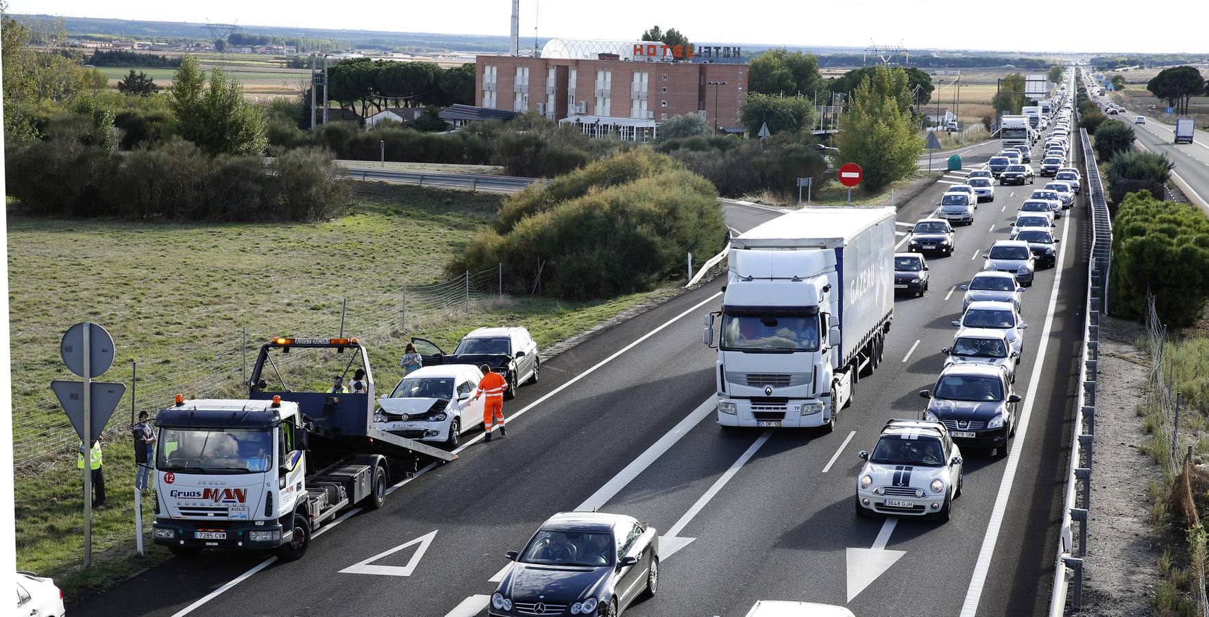 Un accidente provoca retenciones de tráfico en la A-62 en el retorno del puente del Pilar