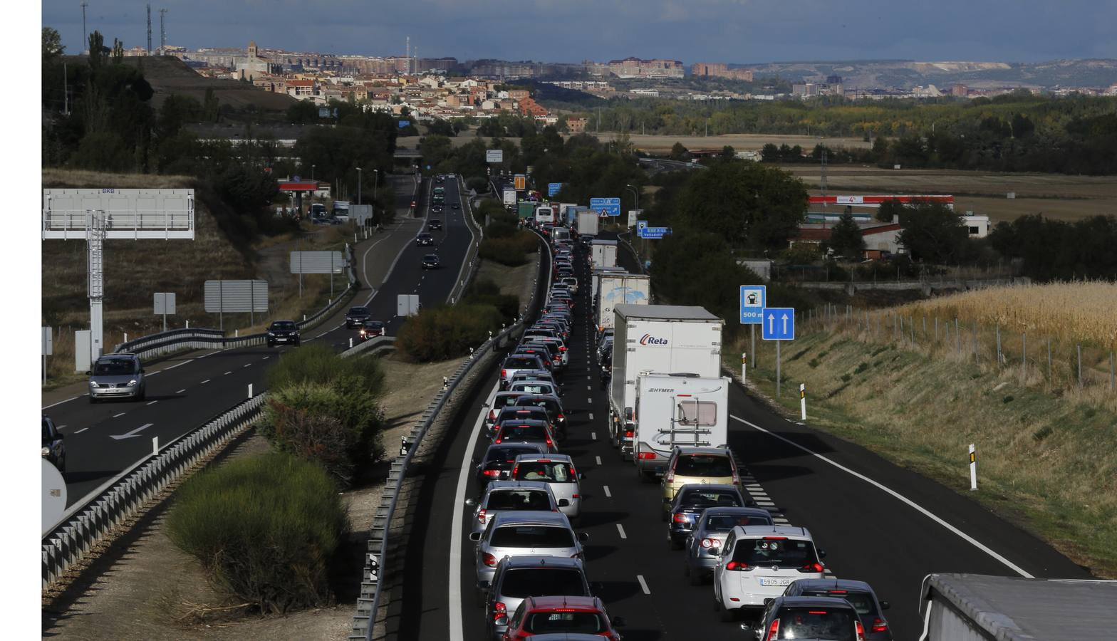 Un accidente provoca retenciones de tráfico en la A-62 en el retorno del puente del Pilar