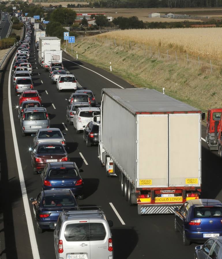 Un accidente provoca retenciones de tráfico en la A-62 en el retorno del puente del Pilar