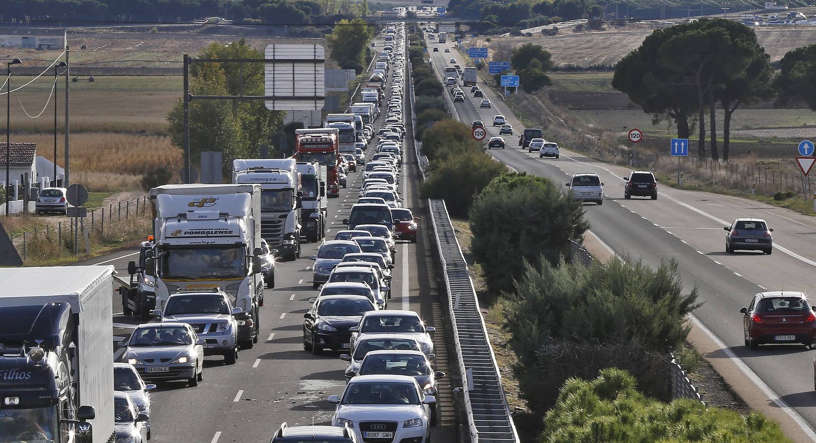 Un accidente provoca retenciones de tráfico en la A-62 en el retorno del puente del Pilar