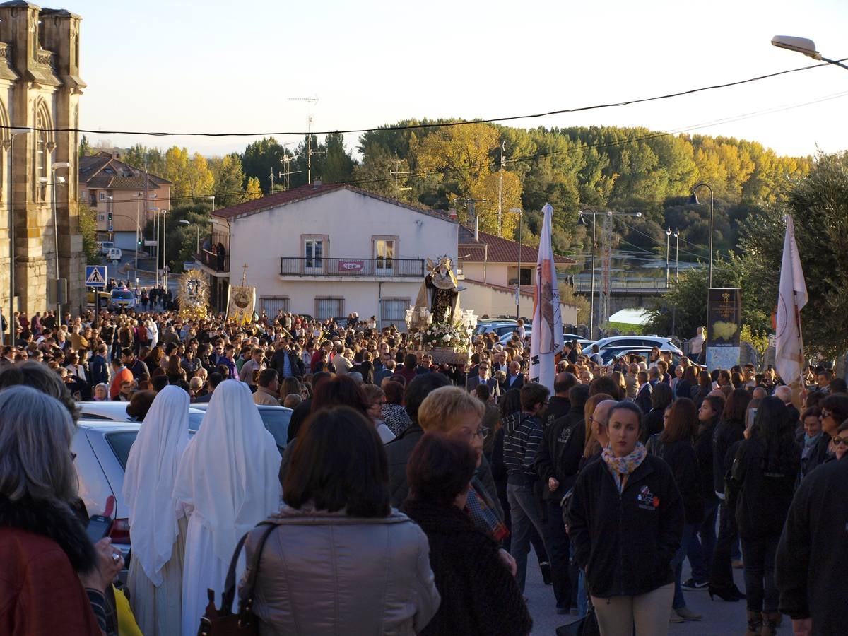 Una procesión pone punto y final a los actos del V Centenario en Alba de Tormes (1/2)