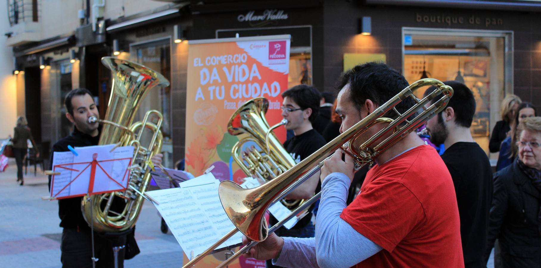 Espectáculo musical en la calle Mantería para animar el comercio