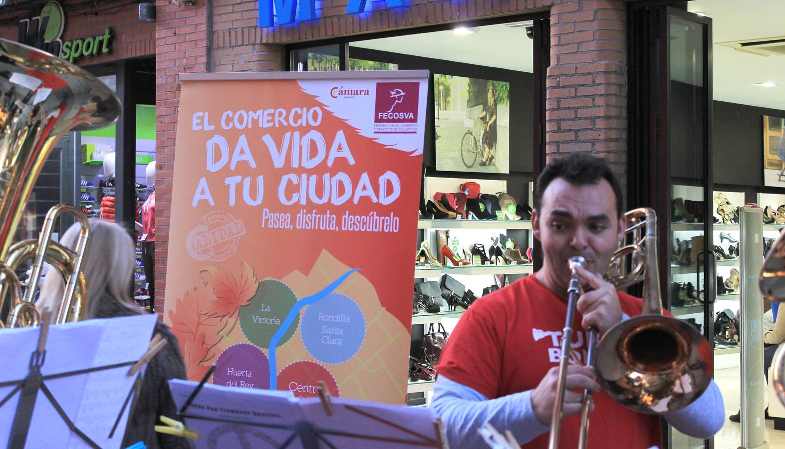 Espectáculo musical en la calle Mantería para animar el comercio
