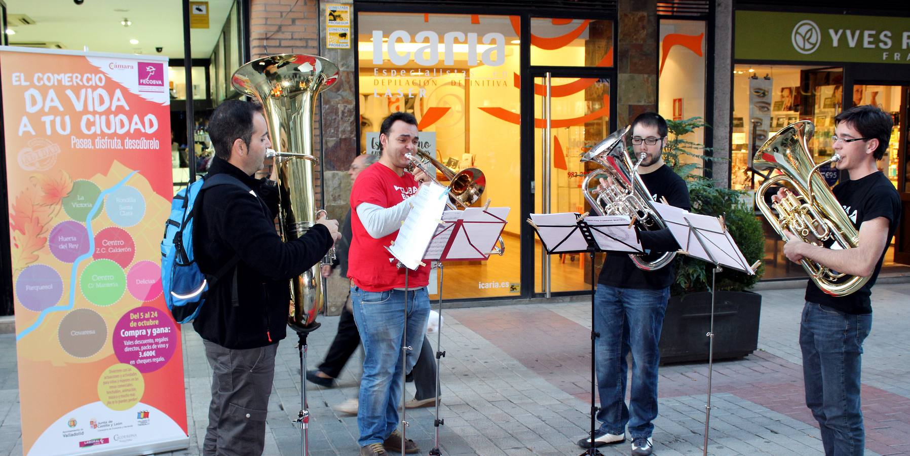 Espectáculo musical en la calle Mantería para animar el comercio