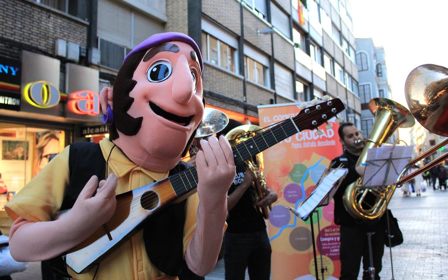 Espectáculo musical en la calle Mantería para animar el comercio